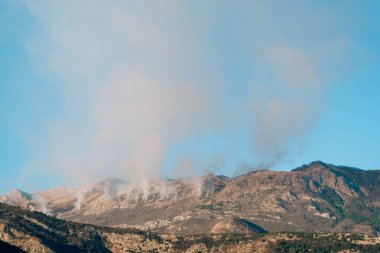 Dağlarda öğleden sonra ateş. Dağları duman