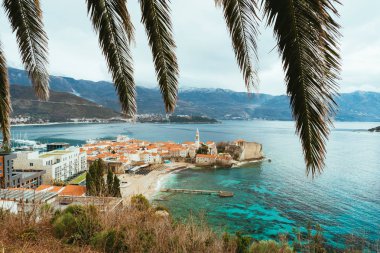 Budva, karla kaplı dağlar eski şehir