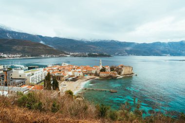Budva, karla kaplı dağlar eski şehir