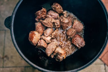 Kazan içinde Plov yemek. Sadece et kazan olarak. Bes