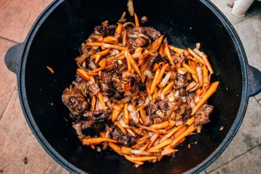 Kazan içinde Plov yemek. Sadece et, soğan ve havuç t