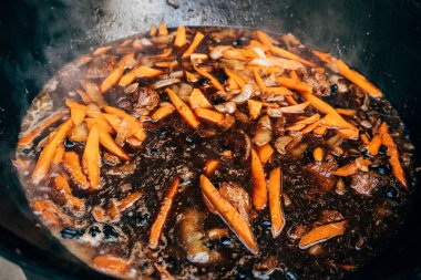 Kazan içinde Plov yemek. Sadece et, soğan ve havuç t