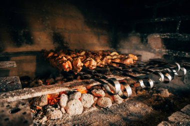 Şiş kebap şişleri bir taş üzerinde