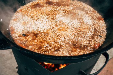 Kazan içinde Plov yemek. Pirinç, et, soğan ve havuç içinde