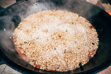 Kazan içinde Plov yemek. Pirinç, et, soğan ve havuç içinde