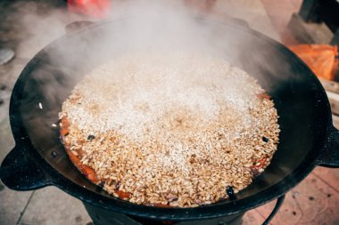Kazan içinde Plov yemek. Pirinç, et, soğan ve havuç içinde