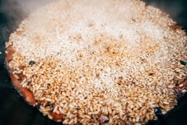 Kazan içinde Plov yemek. Pirinç, et, soğan ve havuç içinde