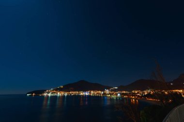 Gece Budva, Karadağ. Yeni kasaba, en yüksek görünümünden