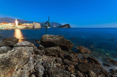 Budva, Karadağ için sahilde bir balerin heykeli. Gece p