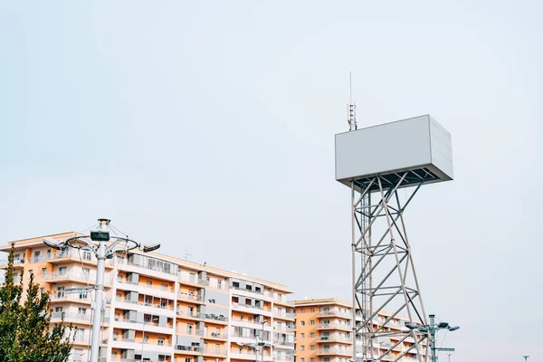 Billboard no centro da cidade, à tarde, contra t — Fotografia de Stock