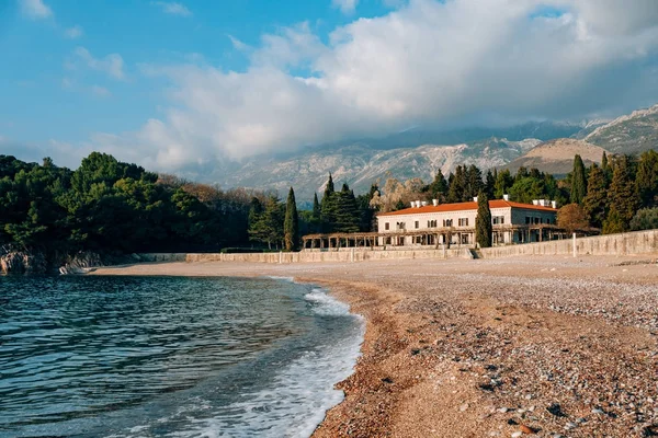 The Villa Milocer is one of the most beautiful resorts of the Bu — Stock Photo, Image