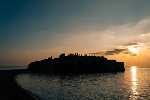 Wyspa Sveti Stefan bliska o zachodzie słońca. Czarnogóra, Adria — Zdjęcie stockowe