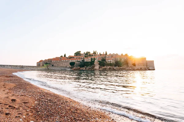 Sziget Sveti Stefan közelről a naplemente. Montenegró, az Adria — Stock Fotó