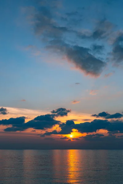 Закат над морем. Закат над Адриатическим морем. Sun to sit do — стоковое фото