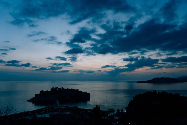 Острів Свєті-Стефан крупним планом на заході сонця. Чорногорією, у готелі Adria — стокове фото