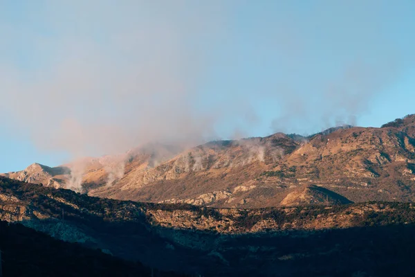 Feuer in den Bergen am Nachmittag. Rauch über den Bergen — Stockfoto