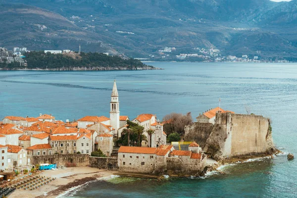 Staré město Budva, hory pokryté sněhem — Stock fotografie