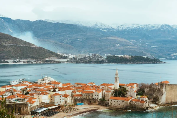 El casco antiguo de Budva, montañas cubiertas de nieve —  Fotos de Stock