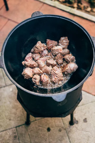 Cocinar plov en el caldero. Sólo la carne en el caldero. Fie. —  Fotos de Stock