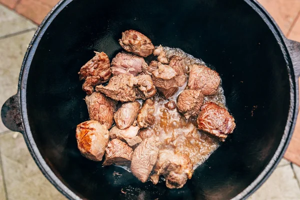 가마솥에서 플로 브 요리. 만 가마솥에서 고기를. 저런 — 스톡 사진