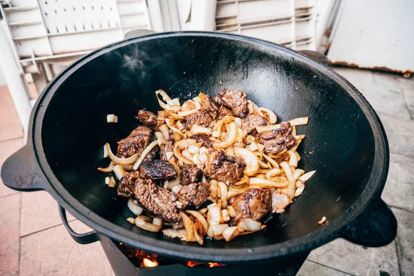 가마솥에서 플로 브 요리. 고기와 양파를 가마솥에 — 스톡 사진