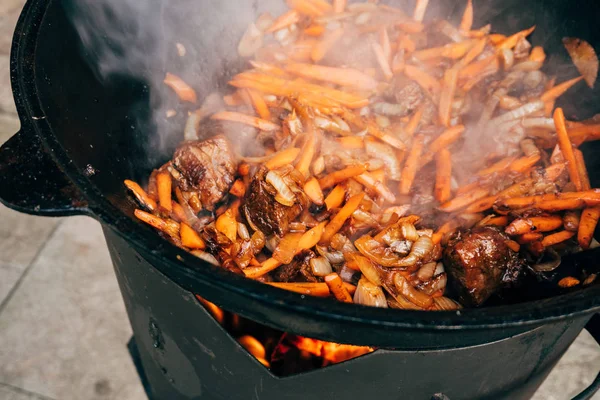 Kazan içinde Plov yemek. Sadece et, soğan ve havuç t — Stok fotoğraf