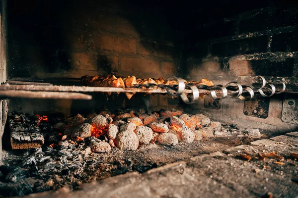 Shish kebab sur des brochettes sur une pierre — Photo