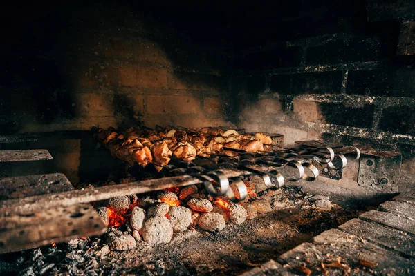 Shish kebab en pinchos en una piedra —  Fotos de Stock