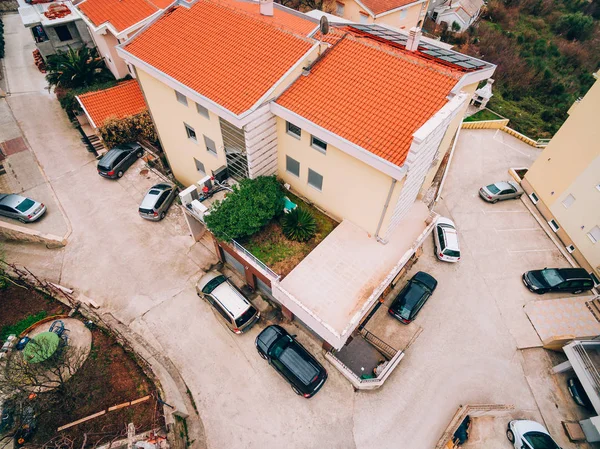 Třípatrová Vila v Budvě, daleko od moře, letecký snímek — Stock fotografie