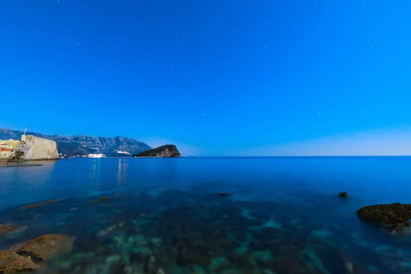 Ada Aziz Nikolaos Budva, Karadağ yakın. Kayalık sahil, — Stok fotoğraf