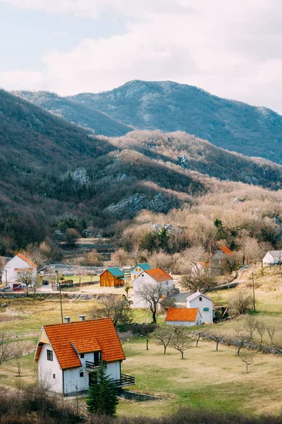 Ház a hegyek közelében a mezőket. Aga Cetinje, Montenegró, — Stock Fotó