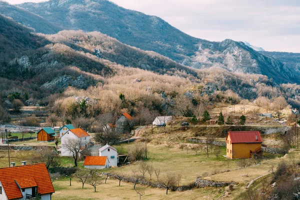 Ház a hegyek közelében a mezőket. Aga Cetinje, Montenegró, — Stock Fotó