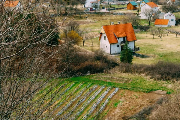 Ház a hegyek közelében a mezőket. Aga Cetinje, Montenegró, — Stock Fotó