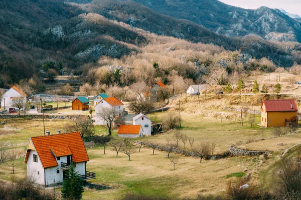 Casa nas montanhas perto dos campos. Cetinje, Montenegro, aga — Fotografia de Stock