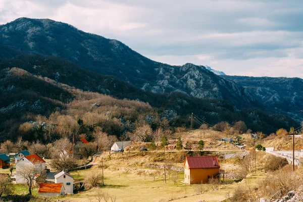 Ház a hegyek közelében a mezőket. Aga Cetinje, Montenegró, — Stock Fotó