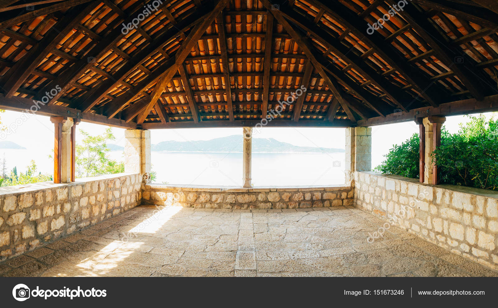 Gazebo con techo de baldosas, en el Arboretum Trsteno, Croacia, whe