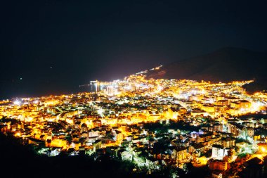 Gece Budva, Karadağ. Yeni kasaba, en yüksek görünümünden