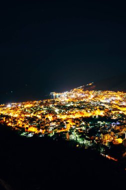 Gece Budva, Karadağ. Yeni kasaba, en yüksek görünümünden