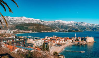 Budva, karla kaplı dağlar eski şehir