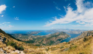 Kotor Körfezi tepelerden. Mount Lovcen için bay göster