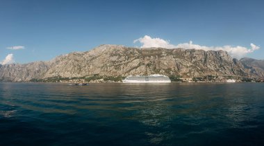Kotor Körfezi Karadağ'ın büyük yolcu gemisi. Bir güzel