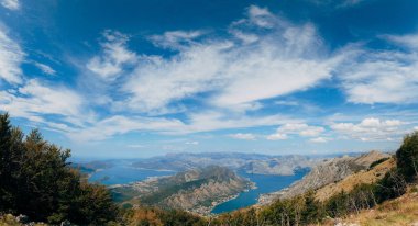 Kotor Körfezi tepelerden. Mount Lovcen için bay göster