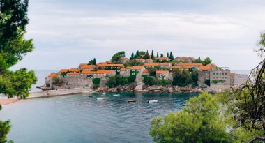 Sveti Stefan Adası günbatımında kapatın. Karadağ, Adria
