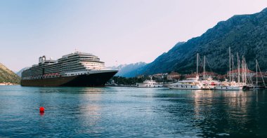 Kotor Körfezi Karadağ'ın büyük yolcu gemisi. Eski