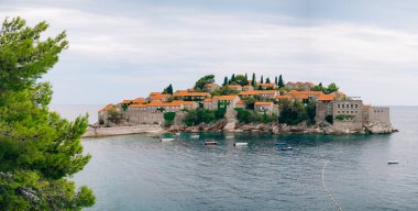 Sveti Stefan Adası günbatımında kapatın. Karadağ, Adria