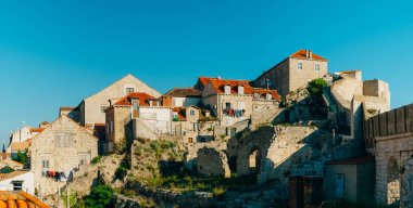 Dubrovnik'in tarihi kent, Hırvatistan. Kiremitli çatıları evlerin. Kilise TH