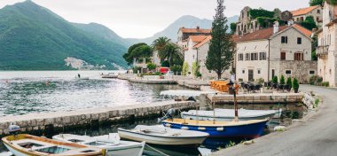 Eski şehir, Perast Kotor Koyu'ndaki, Karadağ kıyısında. İnci