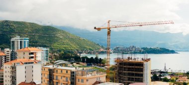 Budva Bina İnşaatı. İnşaat vinç yüksek katlı Schüco