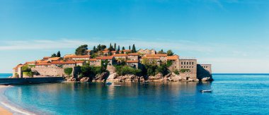 Ada, Sveti Stefan, öğleden sonra adanın yakın çekim.