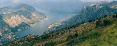 Kotor Körfezi tepelerden. Mount Lovcen için bay göster